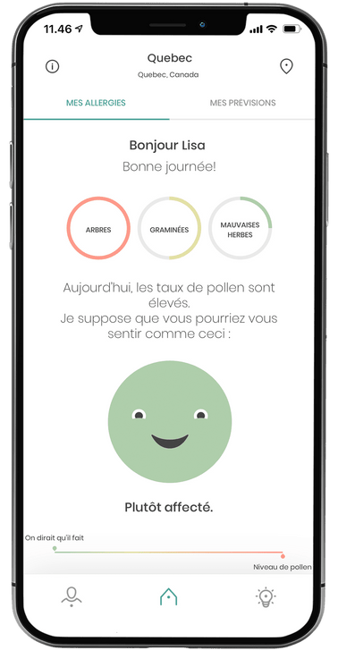 Une main tenant un téléphone intelligent. L’écran affiche les données sur le niveau de pollen et la qualité de l’air sur l’app klarify